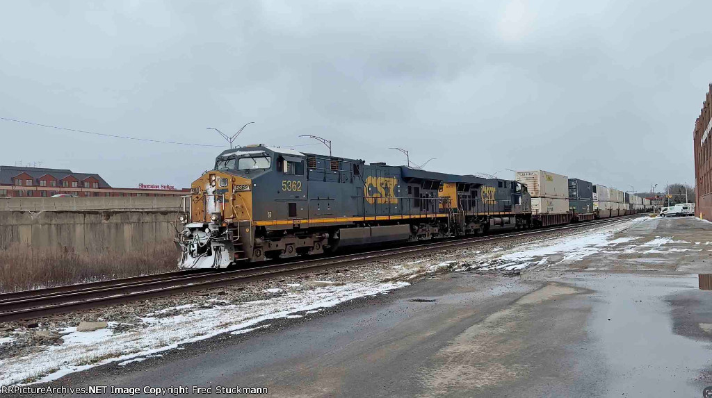 CSX 5362 leads I137.